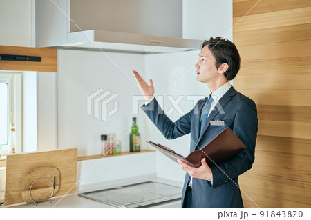 不動産物件を案内する住宅営業のビジネスマン 不動産物件を案内する住宅営業のビジネスマン 91843820