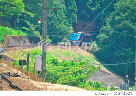 智頭急行　トンネルを抜けあわくら温泉駅に近づくスーパーはくと5号1　岡山県英田郡西粟倉村 91843929