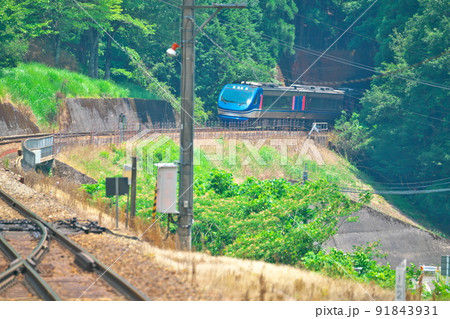 智頭急行　トンネルを抜けあわくら温泉駅に近づくスーパーはくと5号3　岡山県英田郡西粟倉村 91843931