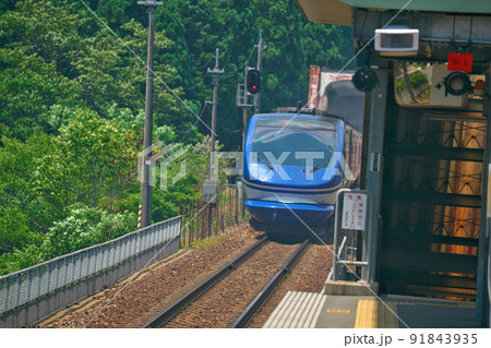 智頭急行　あわくら温泉駅を通過するスーパーはくと5号2　岡山県英田郡西粟倉村 91843935