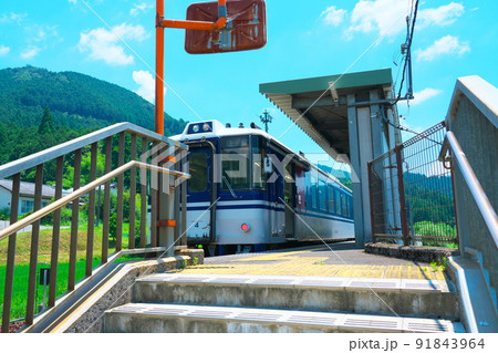 智頭急行 西粟倉駅に停車中の上り普通列車1 岡山県英田郡西粟倉村 智頭急行 西粟倉駅に停車中の上り普通列車1 岡山県英田郡西粟倉村 91843964