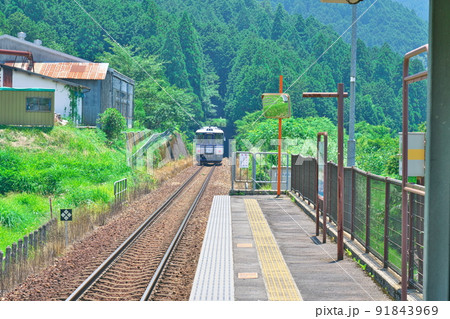 智頭急行 西粟倉駅を発車した上り普通列車3 岡山県英田郡西粟倉村 智頭急行 西粟倉駅を発車した上り普通列車3 岡山県英田郡西粟倉村 91843969