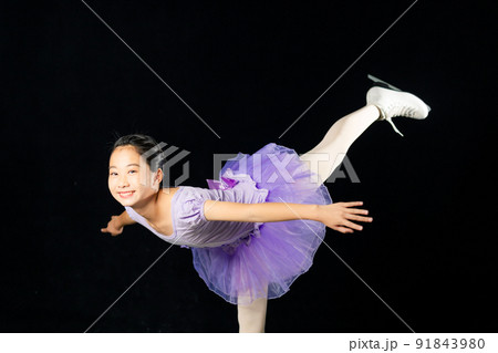 フィギュアスケートをする女の子 スパイラル フィギュアスケートをする女の子 スパイラル 91843980