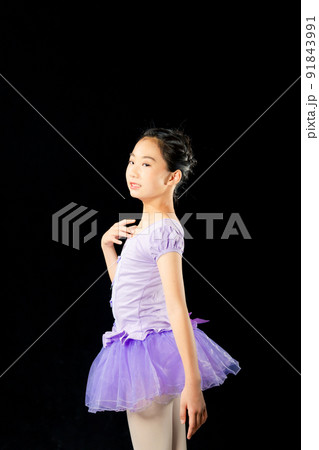 ダンス衣装を着た少女 バレエ フィギュアスケート 新体操の写真素材 ...