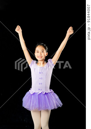 ダンス衣装を着て喜ぶ女の子　フィギュアスケート　バレエ　新体操 91844007