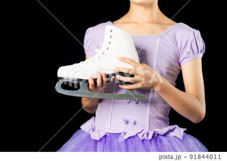 スケート靴を持つ少女　フィギュアスケーター　フィギュアスケート 91844011