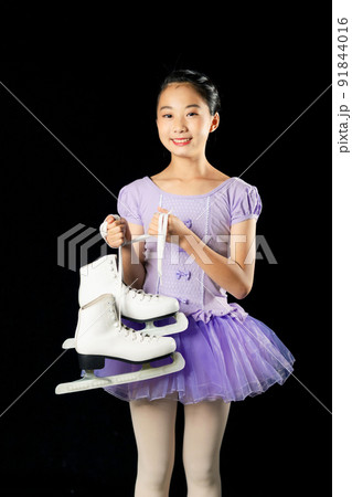 スケート靴を持つ少女 フィギュアスケーター フィギュアスケート スケート靴を持つ少女 フィギュアスケーター フィギュアスケート 91844016