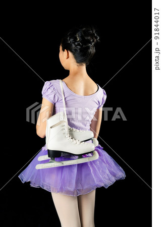 スケート靴を持つ少女　フィギュアスケーター　フィギュアスケート 91844017