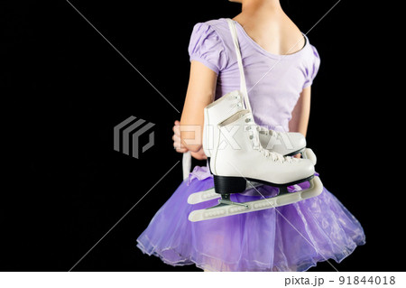 スケート靴を持つ少女　フィギュアスケーター　フィギュアスケート 91844018