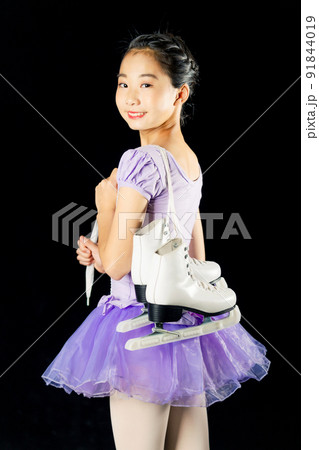 スケート靴を持つ少女　フィギュアスケーター　フィギュアスケート 91844019