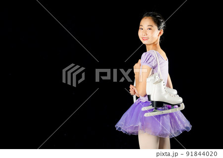 スケート靴を持つ少女 フィギュアスケーター フィギュアスケート スケート靴を持つ少女 フィギュアスケーター フィギュアスケート 91844020