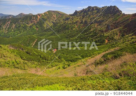八ヶ岳・中岳のコル付近から見る初夏の横岳や硫黄岳 91844044