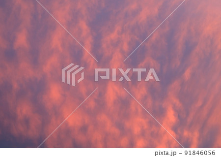 茜色の空と夕日の光景 茜色の空と夕日の光景 91846056