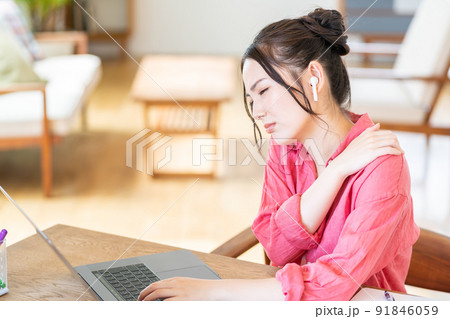 テレワークに疲れた若い女性 テレワークに疲れた若い女性 91846059