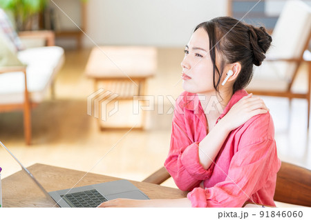 テレワークに疲れた若い女性 91846060