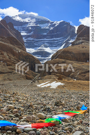 チベットの聖山・カイラス山の西壁とタルチョ チベットの聖山・カイラス山の西壁とタルチョ 91846072