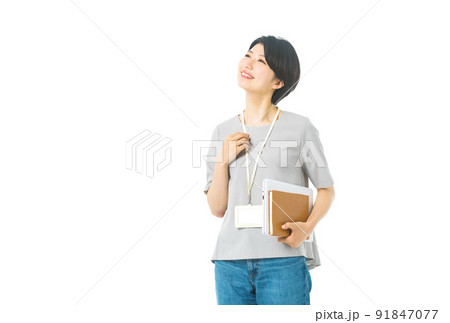 パソコンと手帳を持った若いカジュアル衣装の女性エンジニア(白バック) パソコンと手帳を持った若いカジュアル衣装の女性エンジニア(白バック) 91847077