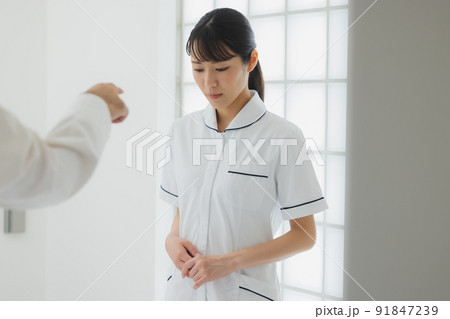 怒られる看護師 91847239