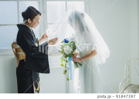 ベールダウン 花嫁 お母さん ベールダウン 黒留袖の写真素材 [91847397] - PIXTA