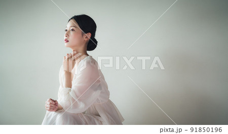 レトロ雰囲気の20代女性 91850196