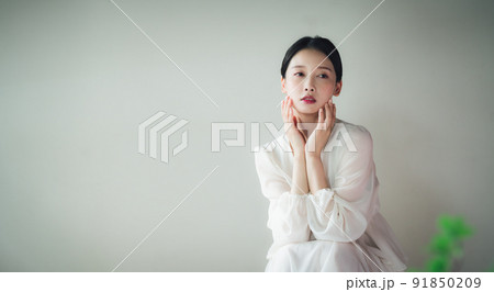 レトロ雰囲気の20代女性 91850209