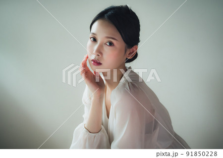レトロ雰囲気の20代女性 レトロ雰囲気の20代女性 91850228