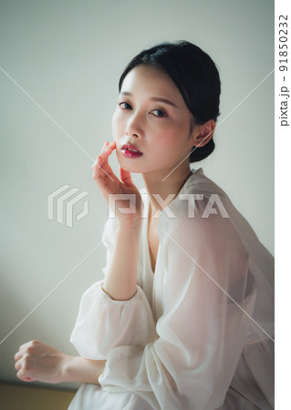 レトロ雰囲気の20代女性 91850232