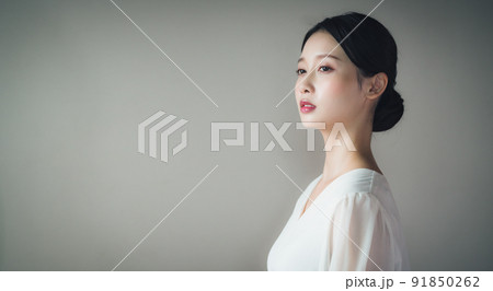 レトロ雰囲気の20代女性 91850262