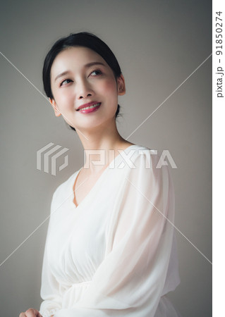 レトロ雰囲気の20代女性 91850274