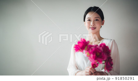 レトロ雰囲気の20代女性 91850291