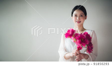 レトロ雰囲気の20代女性 91850293