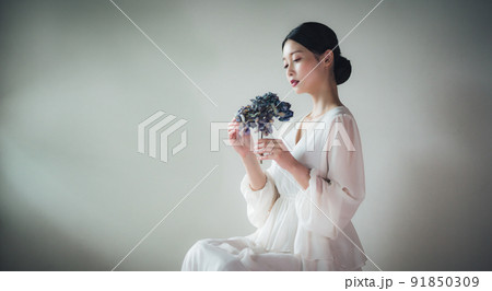 レトロ雰囲気の20代女性 レトロ雰囲気の20代女性 91850309