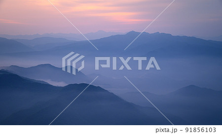（群馬県）朝焼けに染まる山並み・谷川岳展望 91856103