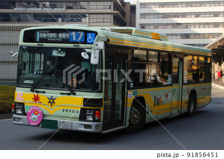 京都市営バス：京都市公営交通100周年記念デコレーションバス（17号系統） 91856451