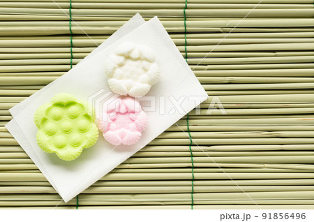 お盆で敷く真菰と盆菓子　御供菓子　和菓子　干菓子　落雁　まこも　お盆　ゴザ　背景素材 91856496