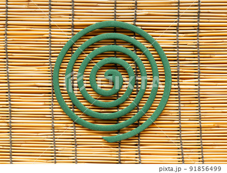 蚊取り線香　夏の風物詩　渦巻 91856499