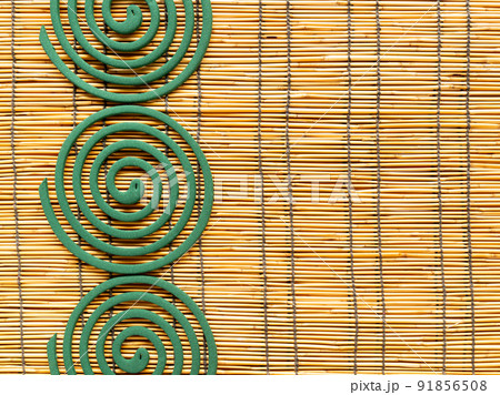 蚊取り線香　夏の風物詩　渦巻　背景素材　簾 91856508