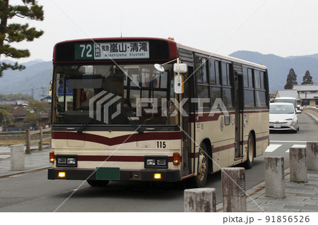 渡月橋を渡る京都バス（4号系統） 91856526