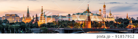 Panoramic view of Moscow Kremlin at sunset, Russia 91857912