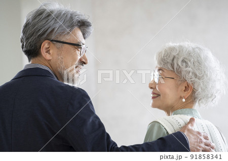 シニアの夫婦　イメージ 91858341