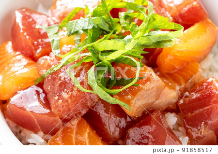 鮪とサーモンの二色海鮮漬け丼のアップ。 鮪とサーモンの二色海鮮漬け丼のアップ。 91858517