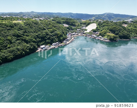 針尾瀬戸の上空から新西海橋付近の漁村の空撮 針尾瀬戸の上空から新西海橋付近の漁村の空撮 91859623
