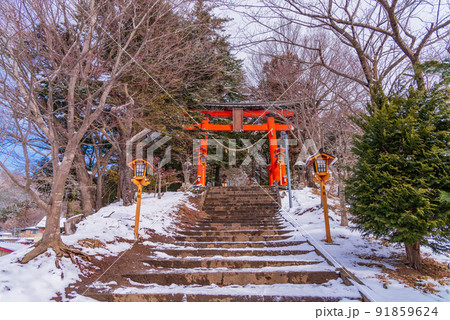 (山梨県)降雪のあった新倉山浅間公園、浅間神社・境内・鳥居 (山梨県)降雪のあった新倉山浅間公園、浅間神社・境内・鳥居 91859624