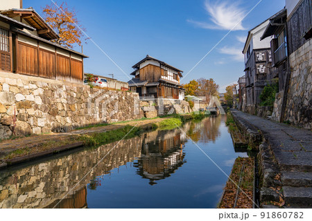 滋賀県近江八幡市 秋の八幡堀とまちなみ 滋賀県近江八幡市 秋の八幡堀とまちなみ 91860782