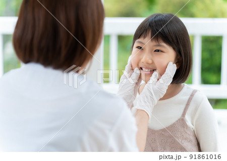 歯科検診を受ける女の子 91861016