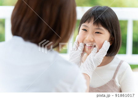 歯科検診を受ける女の子 91861017