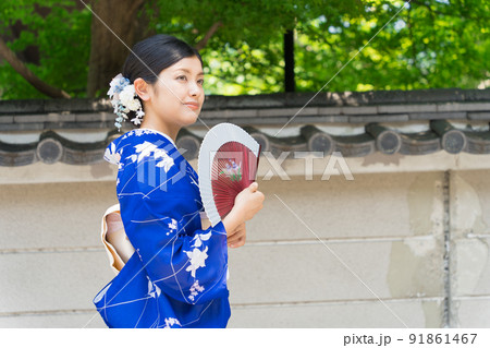 京都の街を歩く着物の女性 91861467