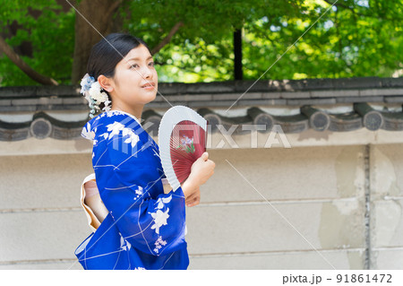 京都の街を歩く着物の女性 91861472