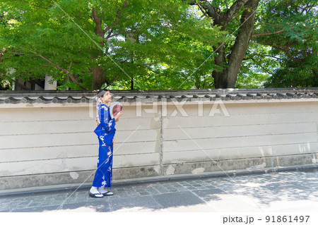 京都の街を歩く着物の女性 91861497