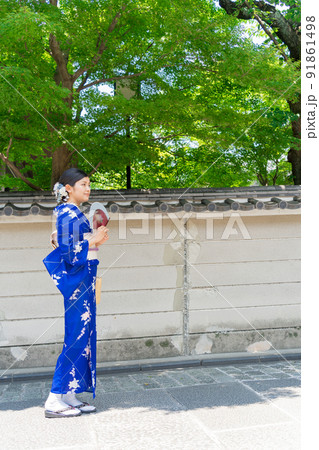 京都の街を歩く着物の女性 91861498